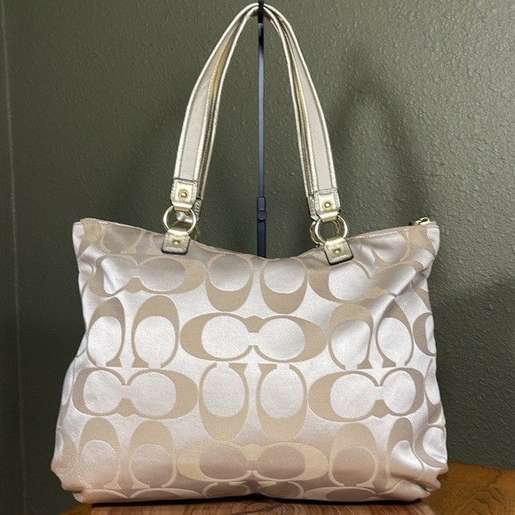 COACH DAISY POPPY X-LARGE SIGNATURE TOTE - Picture 2 of 15